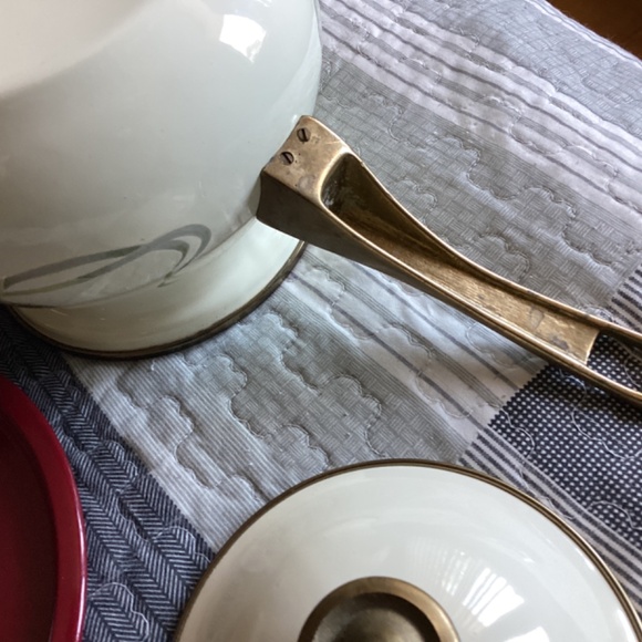 VINTAGE ‘CHEF MATES’ ENAMELED FONDUE SET WITH SOLID BRASS HANDLE & KNOB - Picture 12 of 15